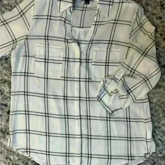 Lightweight black-and-white button-down - Picture 2 of 8